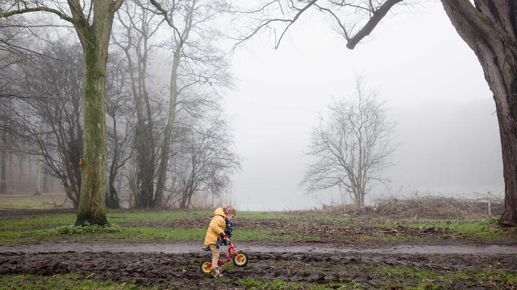 Kind met fiets in natuur