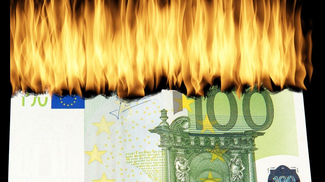 Foto Pixabay/Wolfgang Claussen Geld in rook op.jpg
