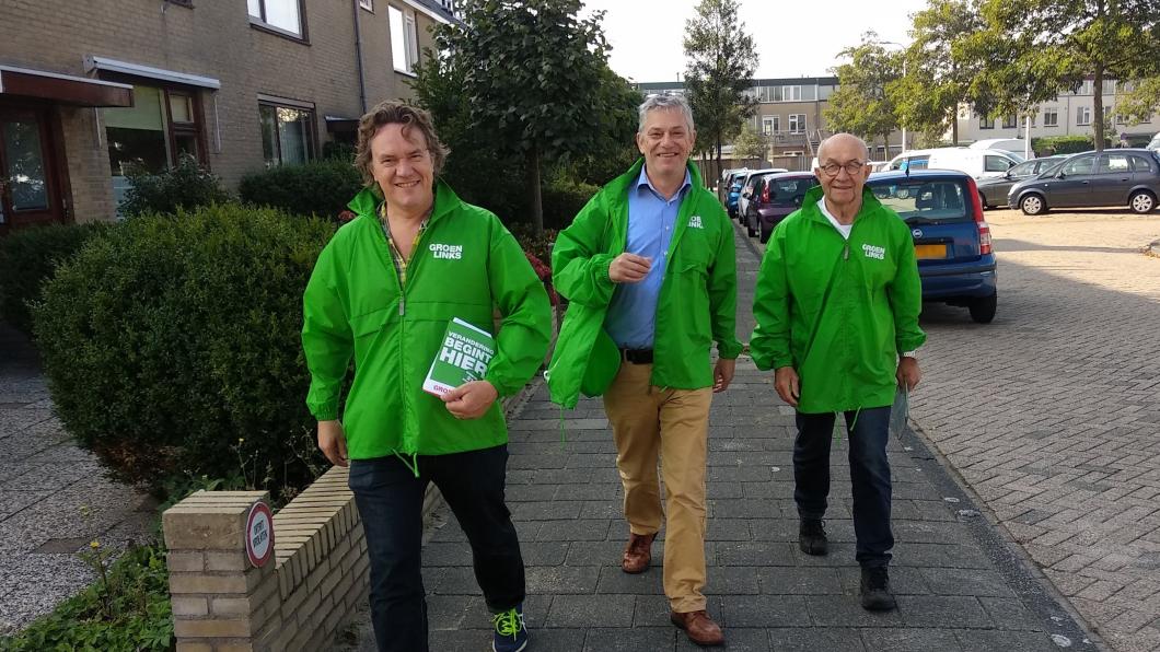 Raadslid Louis Koppel (m) met afdelingsvoorzitter Ton Hoffmans (r) en duurzaamheidsdeskundige Bostjan van Hemel (l) op pad in Boerenburg Raadslid Louis Koppel met voorzitter Ton Hofmans en kandidaat Bostjan van Hemel op pad in Boerenburg.jpg