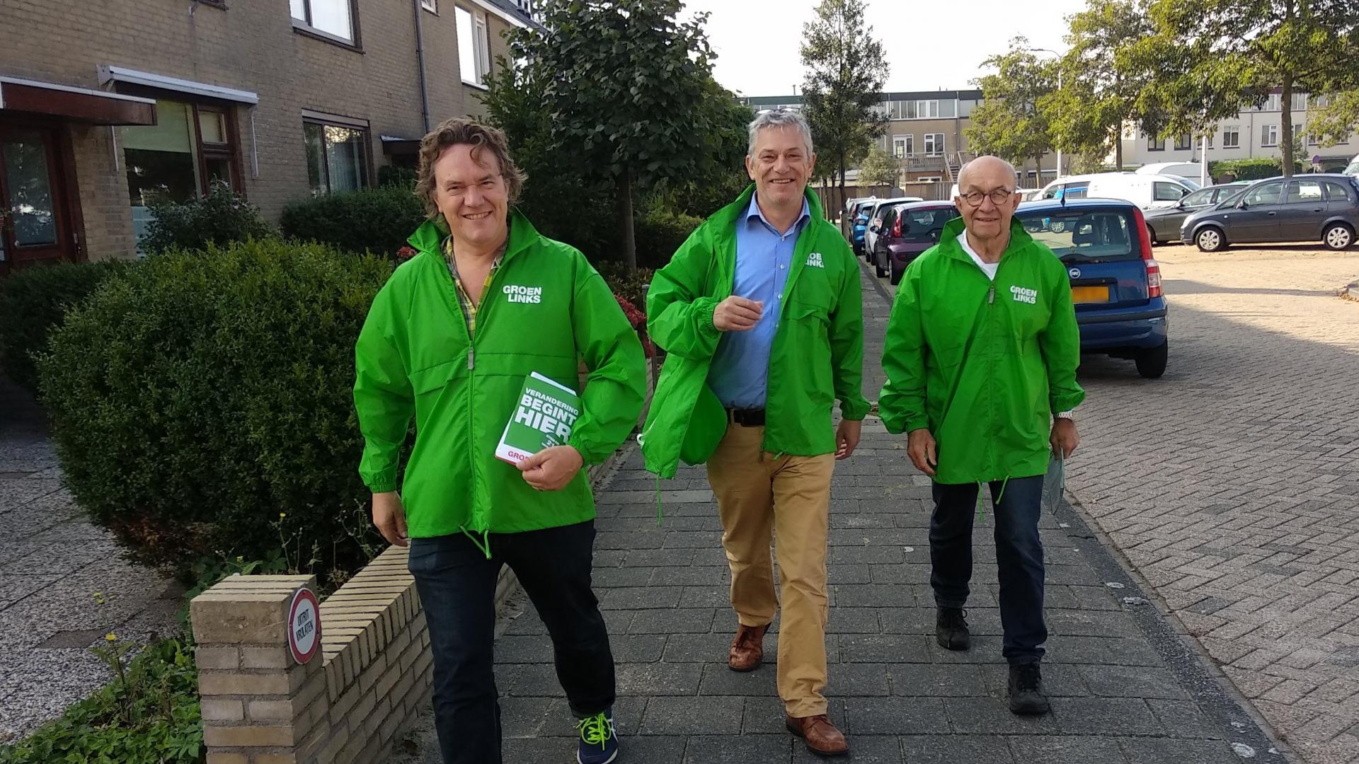 Raadslid Louis Koppel met voorzitter Ton Hofmans en kandidaat Bostjan van Hemel op pad in Boerenburg.jpg